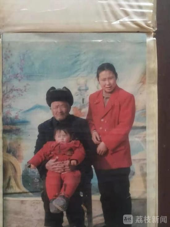 (方某洋小时候与父母合照)
