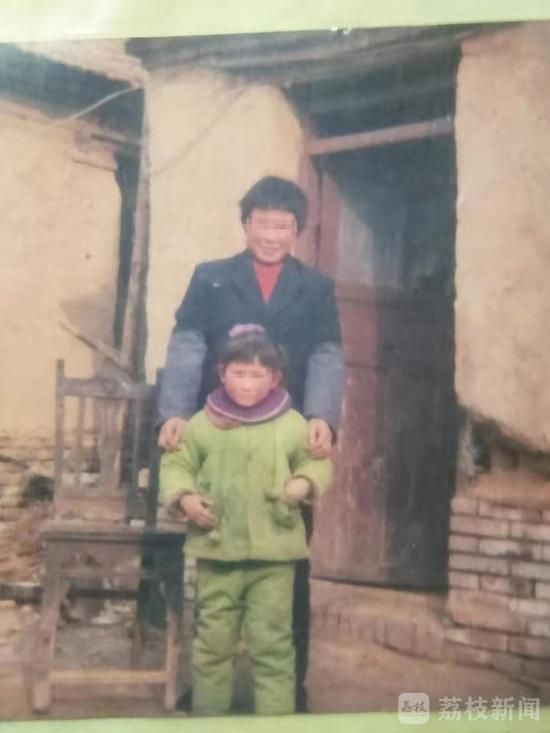 (方某洋幼年时与母亲合照)