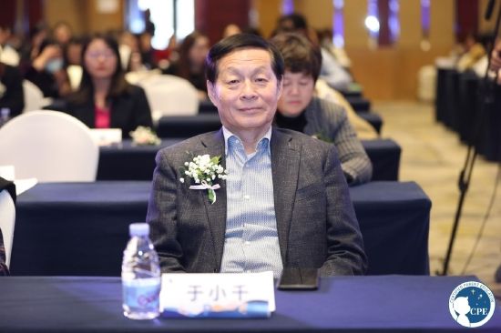 图为:中国妇幼保健协会常务副会长兼秘书长于小千