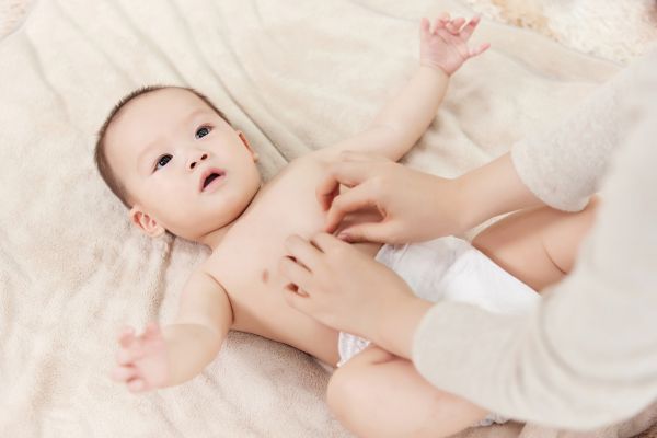 新生婴儿纸尿裤怎么穿 找准位置不勒腿