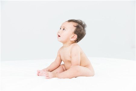 女宝宝穿尿不湿的小技巧 学会方法杜绝后背漏尿