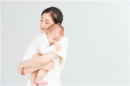 宝宝长牙期流口水怎么围三角口水巾