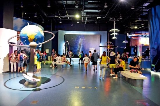 暑假期间,许多学生到中国科学技术馆了解自然科学知识。图/视觉中国