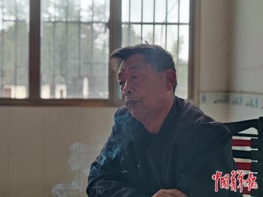谈起这场校园欺凌,蒋佑华总是眉头紧锁。中青报·中青网记者 刘言/摄