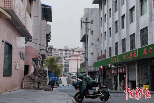 吉首二中门前,“黑恶不除 社会不宁”的标语颇为醒目。中青报·中青网记者 刘言/摄