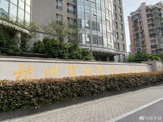 （原标题：杭州女童被保姆遗留电梯致坠亡案今日一审开庭）