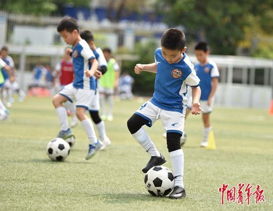 4月12日,深圳市罗湖区锦田小学的学生在体育课上玩足球。中青报·中青网记者 慈鑫/摄