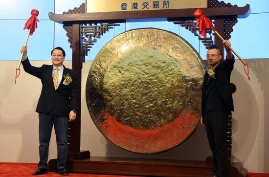 2018年11月27日,内地母婴在线社区平台宝宝树集团在香港交易所主板挂牌。图为集团主席兼执行董事王怀南、执行董事徐翀(右) 出席挂牌仪式。来源:谭达明(香港分社)/中新社/视觉中国
