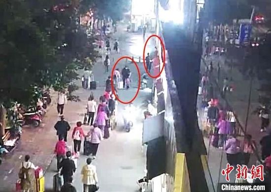 特警找到走失小孩,兵分两路寻找小孩家属。 铁路公安供图