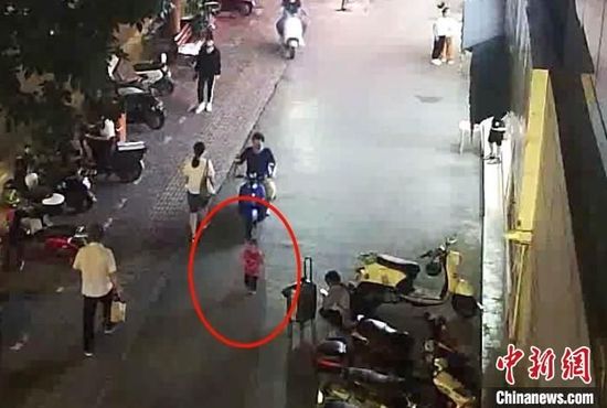 2岁小孩赤脚独自向火车站方向走去。 铁路公安供图