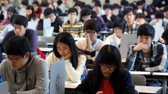 韩国近四年来患上抑郁症和焦虑症的儿童青少年约为21万人,其中高中生占比最高。 视觉中国 资料图