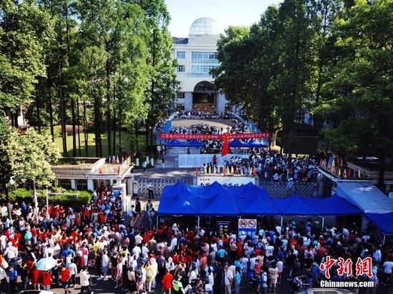 　　资料图：2022年全国高考正式拉开大幕。图为南京田家炳高级中学考点，考生等待进场。图片来源：视觉中国