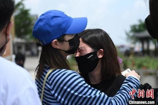 重庆坠亡姐弟母亲陈美霖11日中午来到天台寺,告慰孩子。 陈超 摄