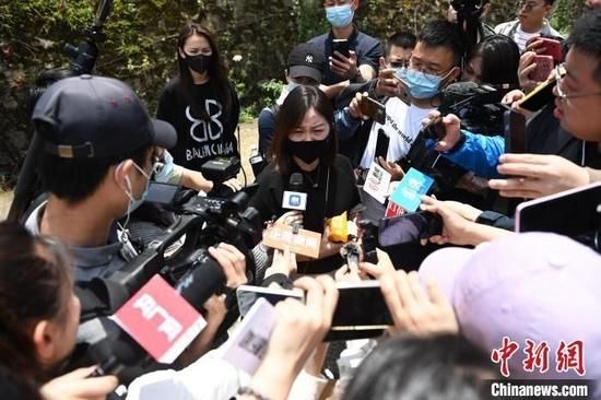重庆坠亡姐弟母亲陈美霖11日中午来到天台寺,告慰孩子。 陈超 摄