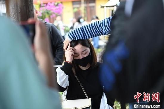 重庆坠亡姐弟母亲陈美霖11日中午来到天台寺,告慰孩子。 陈超 摄
