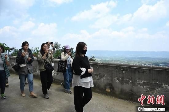 重庆坠亡姐弟母亲陈美霖11日中午来到天台寺,告慰孩子。 陈超 摄