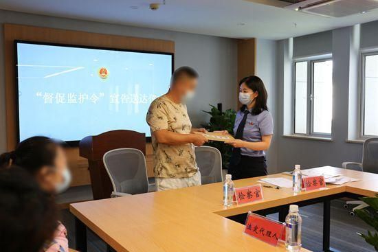 检察官对失职家长送达督促监护令。湖北省人民检察院第九检察部供图