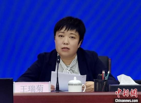 　　图为青海省妇女联合会党组成员、副主席王瑞菊通报近年来青海省未成年人保护工作情况。　祁增蓓　摄