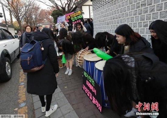　　资料图：当地时间2018年11月15日，韩国大学入学考试第一天，学生家长陪同送考为考生加油打气，也有考生后辈在考场外祝福学长学姐“高考”顺利。