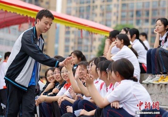 2023年6月7日,在贵州省遵义市正安县第一中学,学生相互击掌鼓励。当日,2023年高考拉开帷幕。图 CNSphoto 赵永章 摄