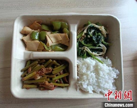 受访者在小饭桌预订的一荤两素午餐。 受访者供图。