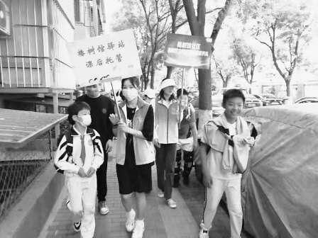 工作人员接孩子们放学。