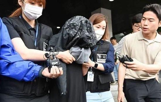 高某(蒙头者)被逮捕,送往检察机关。
