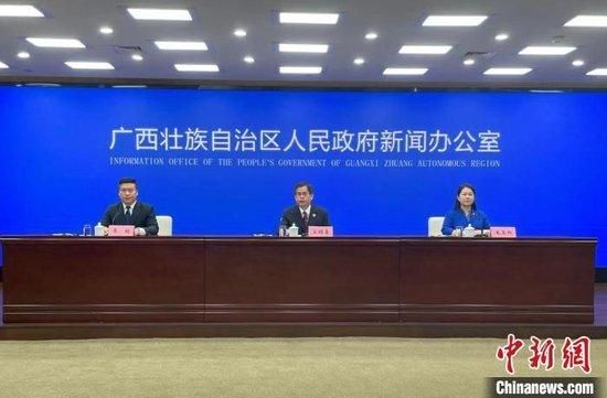 7月31日,广西加强困境妇女儿童司法救助新闻发布会在南宁举行。陈秋霞 摄