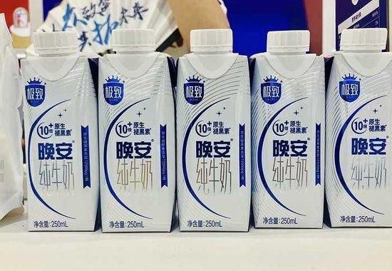 添加褪黑素的三元牛奶产品。（图片拍摄：赵晓娟）