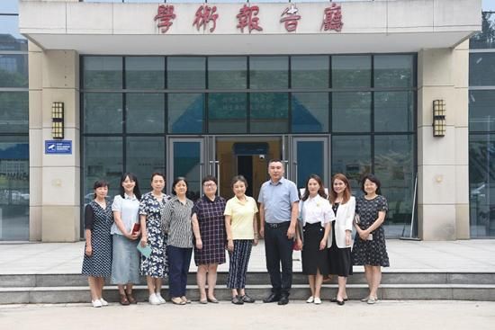 与会领导及嘉宾合影留念。