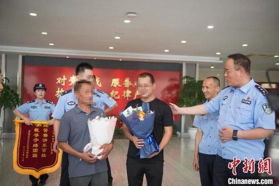 8月14日，分离了26年的周俊（化名）父子团聚。丁京龙摄