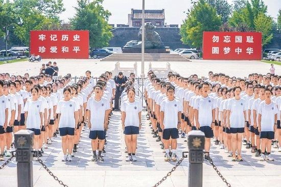 昨天,中国人民抗日战争纪念馆与北京市第十二中学共同举行“铭记历史 勿忘国难 珍爱和平——爱国主义国防教育主题活动”。 本报记者 武亦彬摄