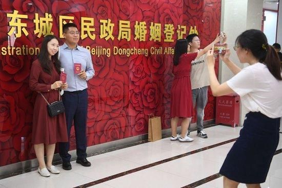 2023年8月22日,北京,东城区婚姻登记事务中心,新人领证合照。视觉中国 图