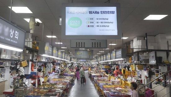 　　当地时间2023年8月28日，韩国釜山，当地最著名的海鲜市场札嘎其市场非常冷清。日本启动核污染水排海，引发各地市民的不安。