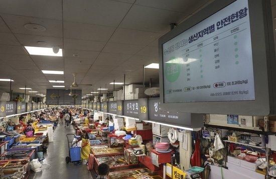 当地时间2023年8月28日，韩国釜山，札嘎其市场的电子大屏幕标注水产品辐射正常。
