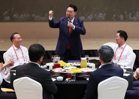 　　当地时间2023年8月28日，韩国仁川，2023国民的力量国会议员研讨会晚宴上，韩国总统尹锡悦发表讲话，晚宴上摆放着多种海鲜。
