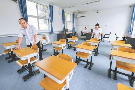 在完成升级改造的校园里,昌平区特殊儿童教育学校的老师们正在布置新教室。 本报记者 邓伟摄