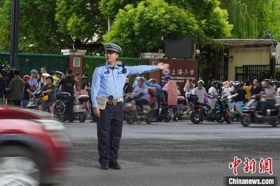 开学首日,学校周边交通流量显著上升,上海徐汇交警已提前到岗,在学校周边道路加强执勤疏导。上海市公安局徐汇分局供图