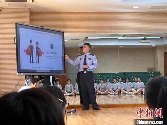 开学首日,长宁警方联合特警总队为上海市第三女子中学的同学们带来了一堂的公共安全课。上海市公安局长宁分局供图