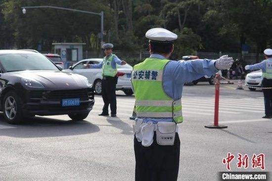据上海警方表示,9月1日,有近4万名民警、辅警、保安等安保力量深入辖区校园及周边开展巡逻值守、交通疏导、防范宣传。图为闵行勤务辅警在七宝中学周边疏导交通。上海市公安局闵行分局供图