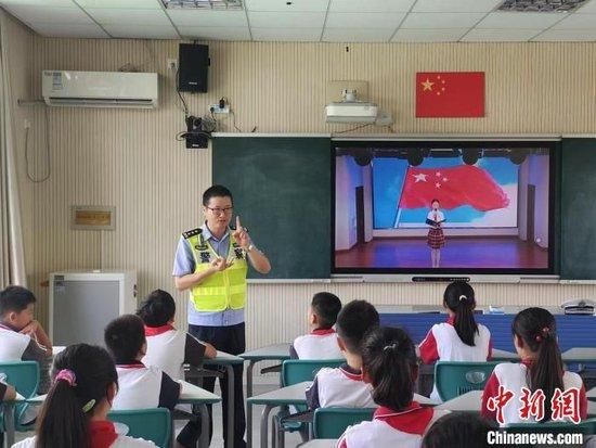 据上海奉贤警方表示,在这个开学季,奉贤警方提供的安全课程内容覆盖了交通安全、消防安全、网络安全等多个方面。图为民警正在为学生讲授安全宣传课。上海市公安局奉贤分局供图