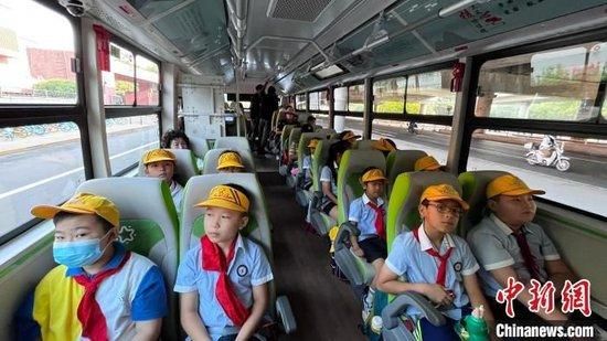 开学首日,北京推出通学公交车服务,首批试点学校13所、开行线路25条。记者 郎佳慧 摄