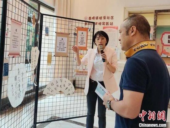 10月10日,桂溪社区党委书记、居委会主任陈雯靖向媒体介绍两岸儿童创作的诗词。中新社记者叶秋云摄