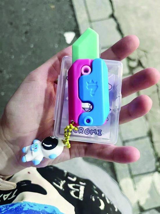 “萝卜刀”与成年人手掌大小对比