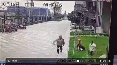 两人持棍帮忙将狗赶走。视频截图
