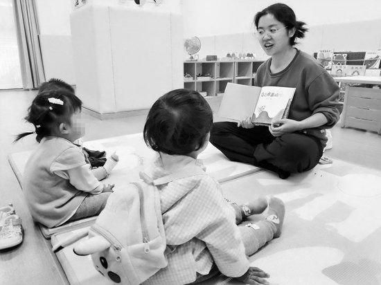 乐融儿童之家的老师在单位办的托育园带着孩子活动。
