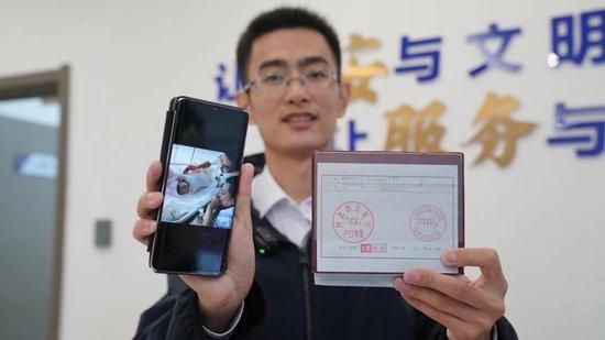 上个月刚出生的张恺熙的父亲张雷刚刚为女儿办好身份证。