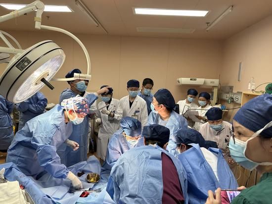 多学科专家抢救现场。上海市浦东新区人民医院 供图