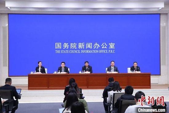 　　11月10日，中国国务院新闻办公室在北京举行新闻发布会，发布《新时代党的治藏方略的实践及其历史性成就》白皮书。中央宣传部副部长王纲和西藏自治区党委副书记、自治区主席严金海，西藏自治区党委常委、宣传部部长汪海洲，西藏自治区副主席徐志涛出席，介绍白皮书有关情况并答记者问。 中新社记者 蒋启明 摄