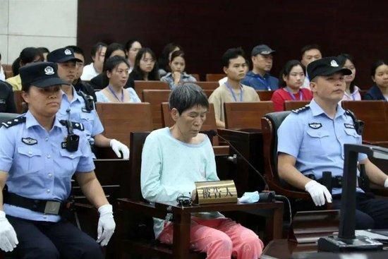 9月18日,余华英在一审法庭上 央视新闻 资料图